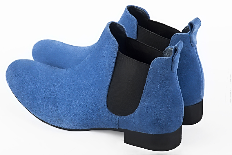Electric blue and matt black dress ankle boots for men. Round toe. Flat leather soles. Rear view - Florence KOOIJMAN